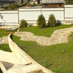 Ландшафтный проект участка с уклоном - подпорные стенки и искусственный ручей